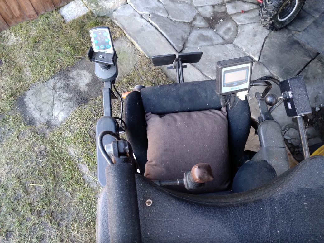 Wozek inwalidzki elektryczny sterowany broda ustami