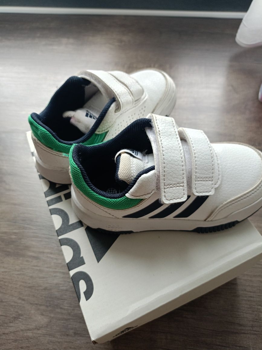 Buty Adidas tensaur 24 jak nowe, gwarancja białe