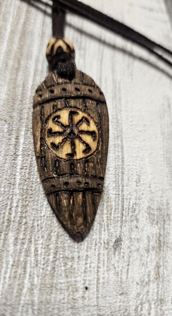 Drewniany wisior słowiański Swarożyc kołowrót tarcza talizman amulet