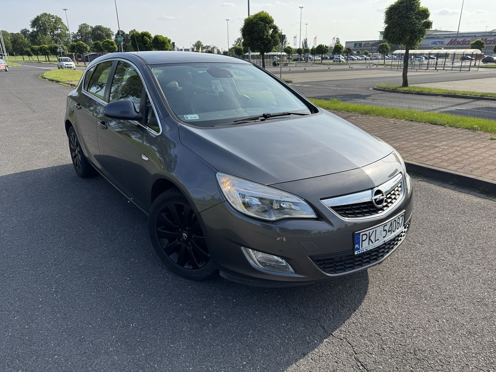 Opel Astra J 1.7 CDTi 2011 rok