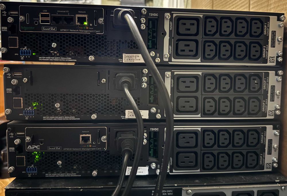 Безперебійник ДБЖ APC smart UPS  SRT2200RMXLI