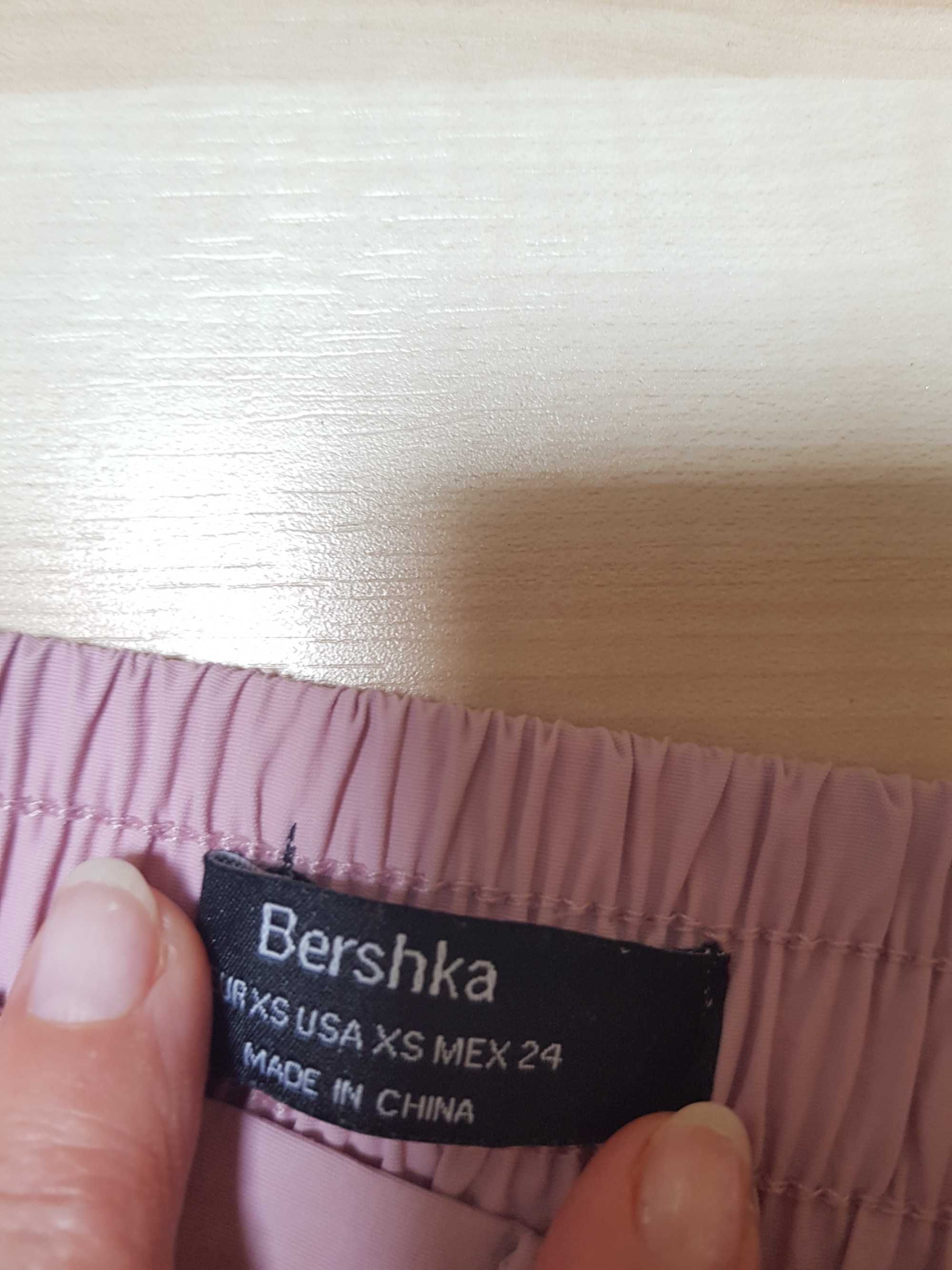 Różowe spodnie Bershka nowe bez metki, roz.24 XS; ściągane nogawki