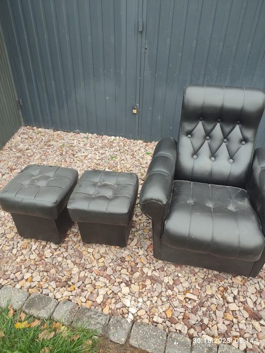 czarny fotel i dwie pufy za darmo