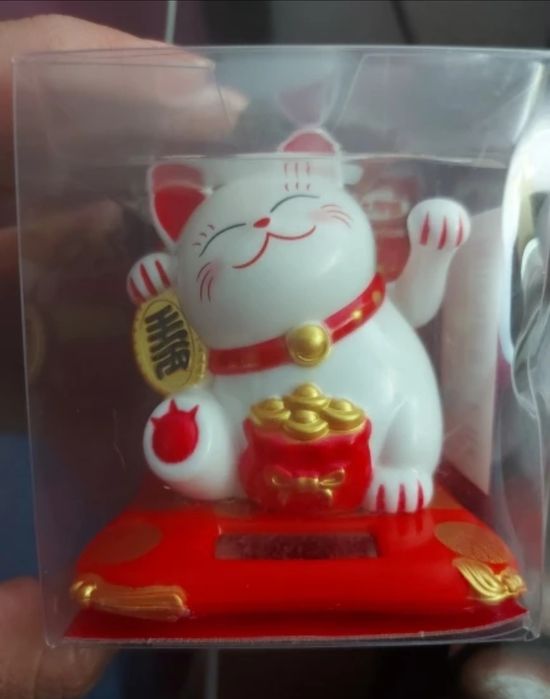 Кот Манеки талисман машет лапкой