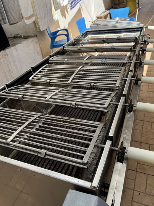 Churrasqueira grelhador rotativo a carvao para frango entrecosto