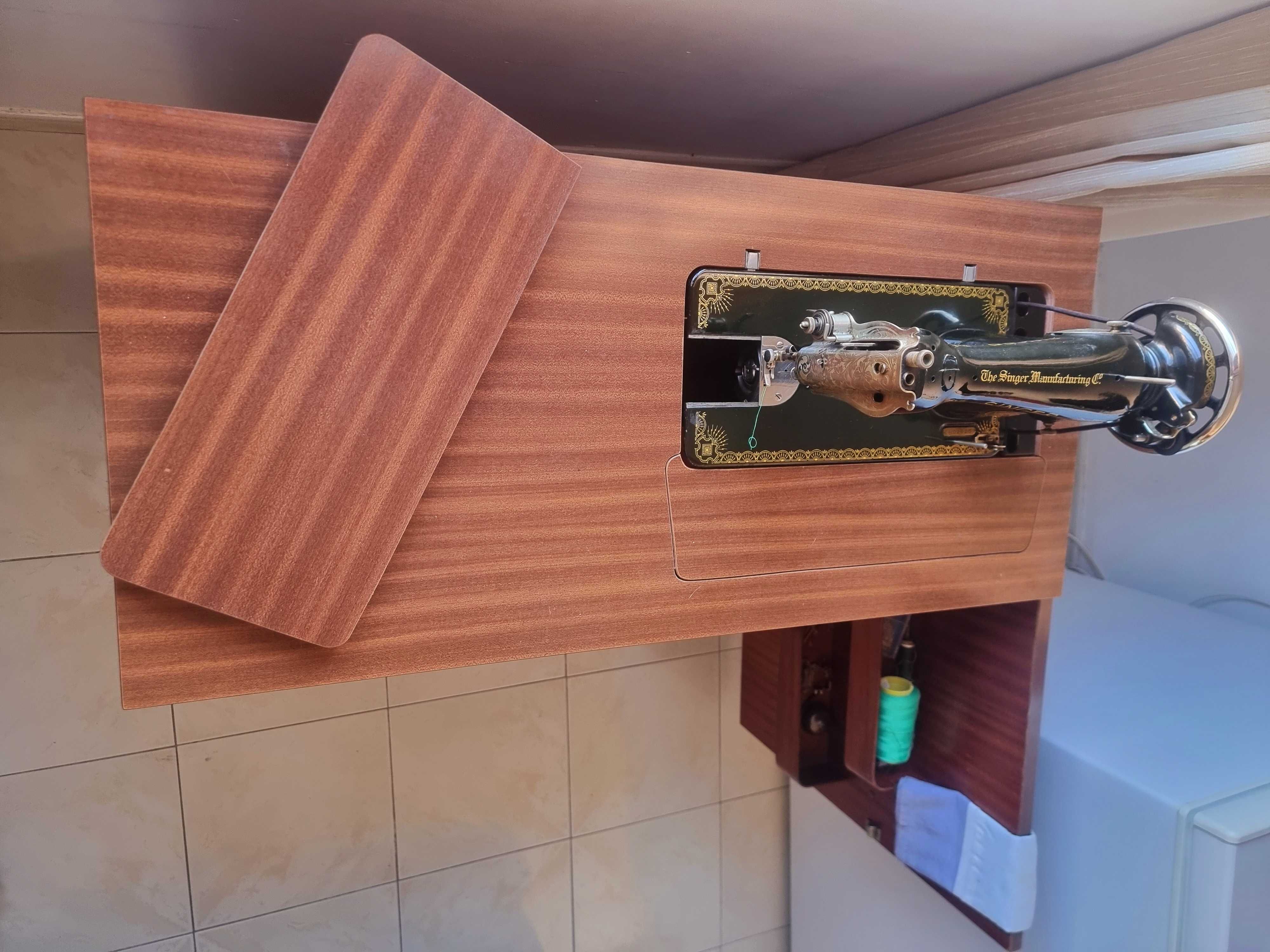 Máquina de costura de pedal, não é elétrica.