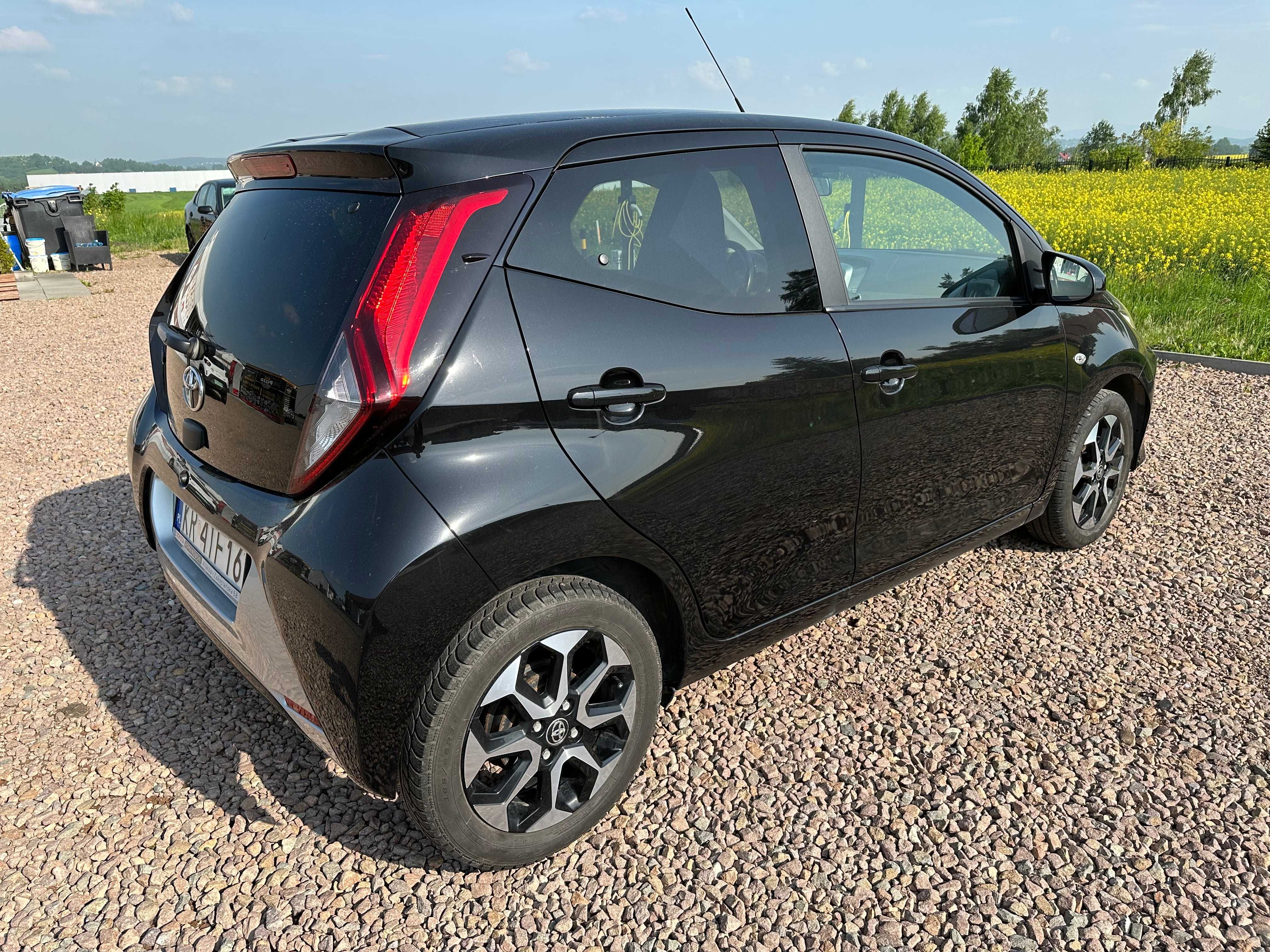 Toyota Aygo 1.0 72 KM X-Play + Style, czarna, 2020r Wynajem / Wypożycz