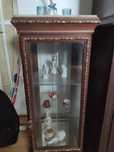 Móvel vitrine em madeira