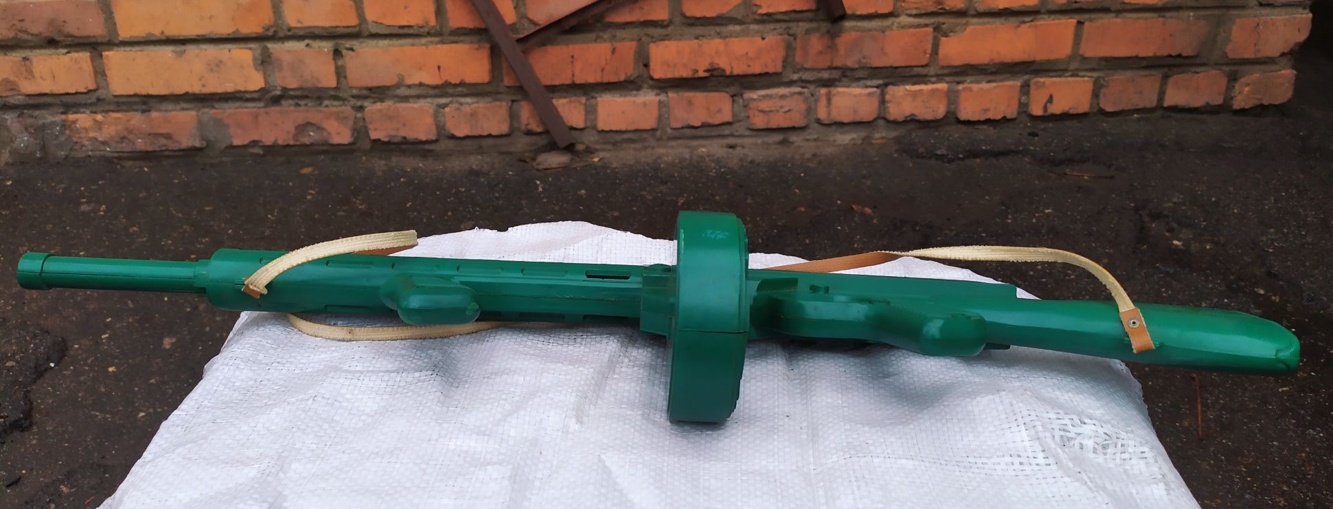 Продам детский игрушечный автомат Томпсон со звуком.