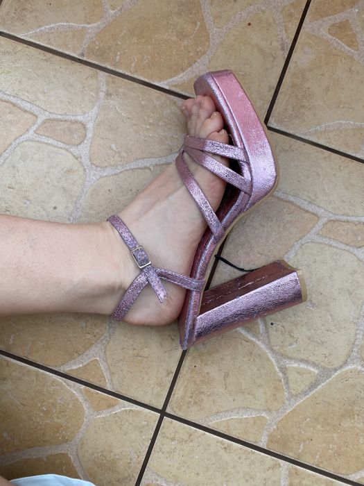 Sandały na stabilnym obcasie. Metaliczny róż