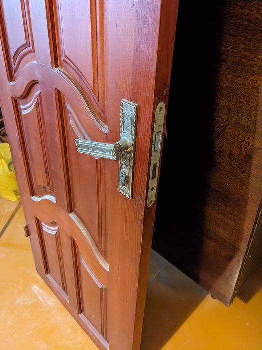 Входная дверь с коробом дерево