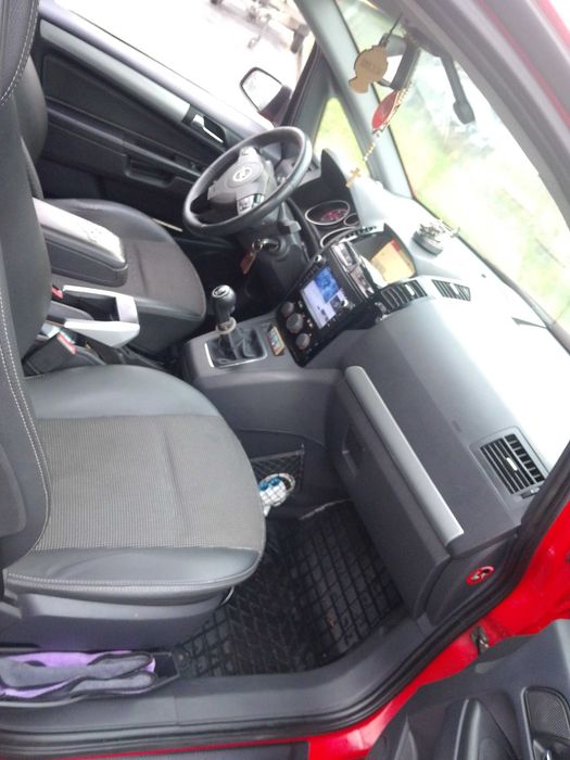 Машина Опель зефіра б