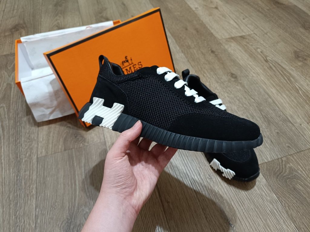 Кросівки Hermes.