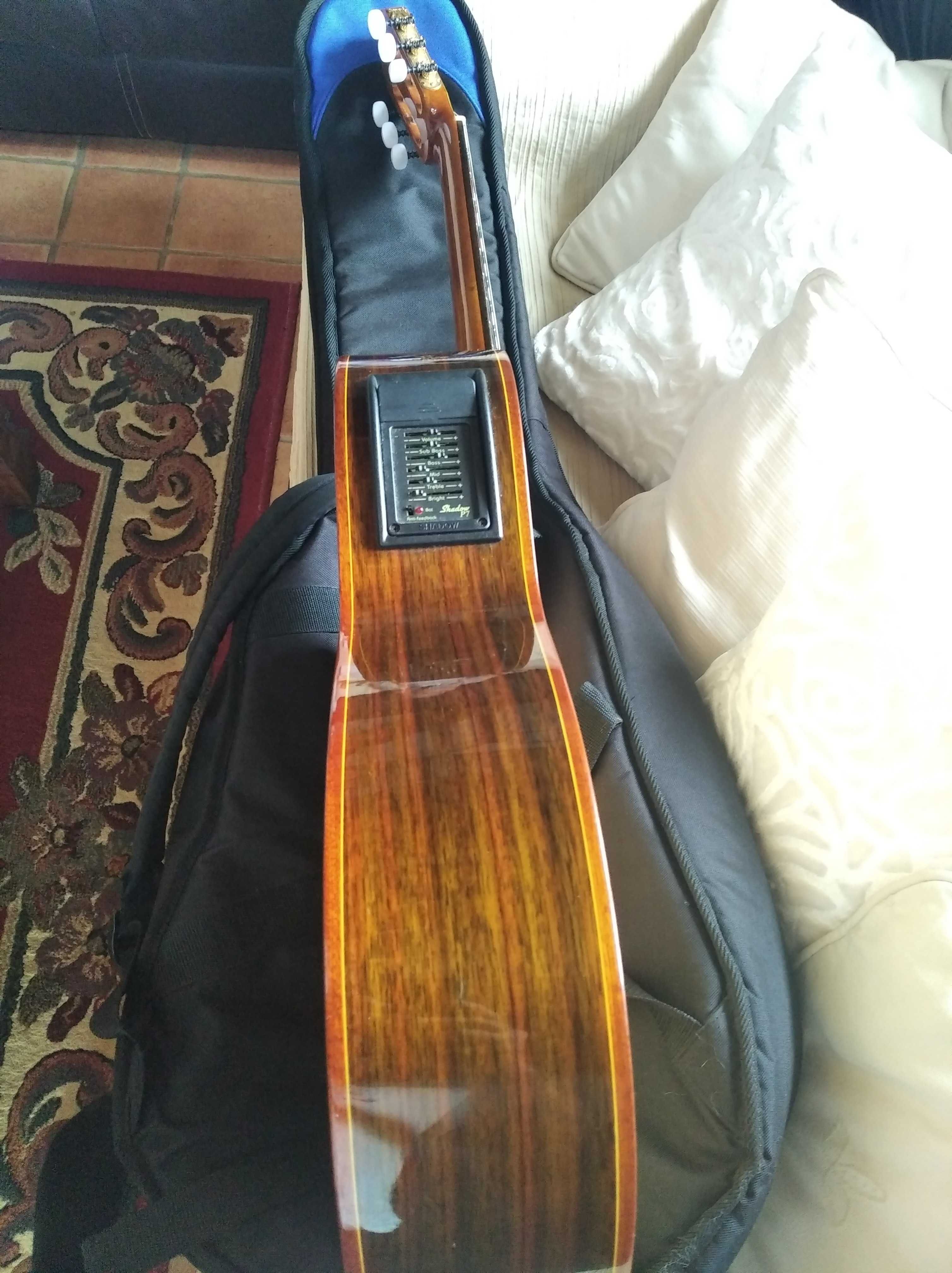 Guitarra Clássica Valência com saco e com acessórios.