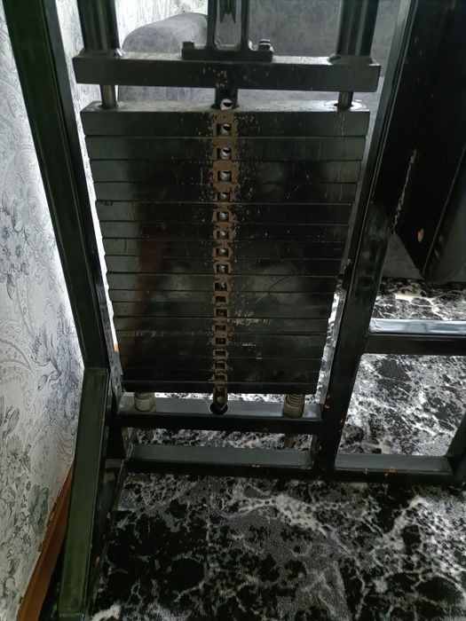 Тренажер зведення грудей