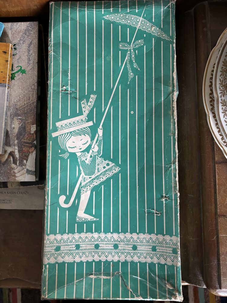 Stara lalka kolekcjonerska Sonni z pudelkiem z DDR