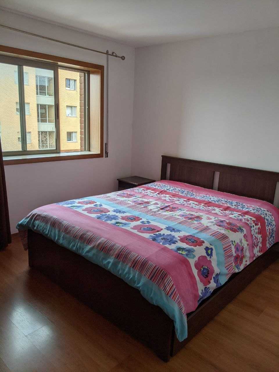 Vende-se base de cama e colchão