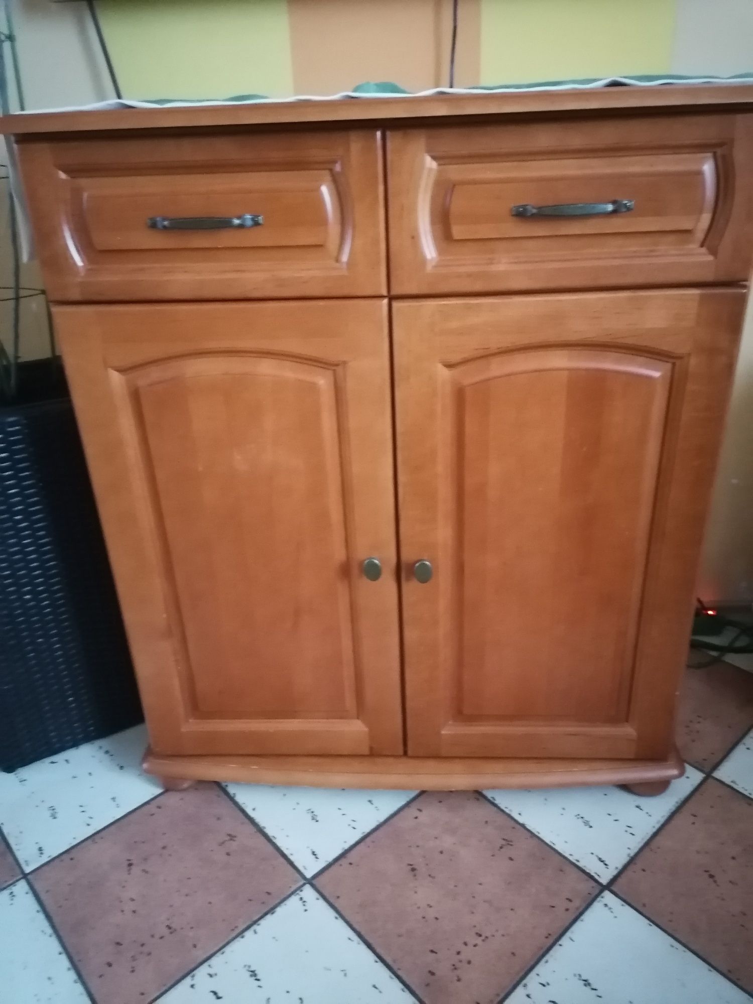 Drewniane meble do pokoju.