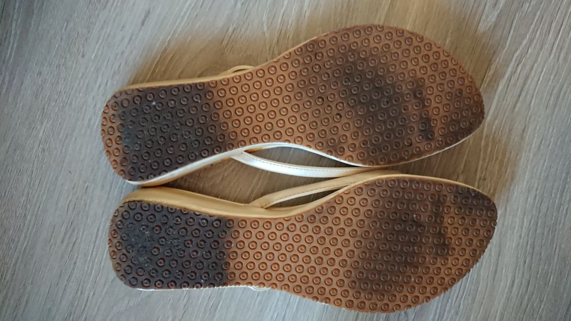Japonki kremowe Desine rozmiar 40