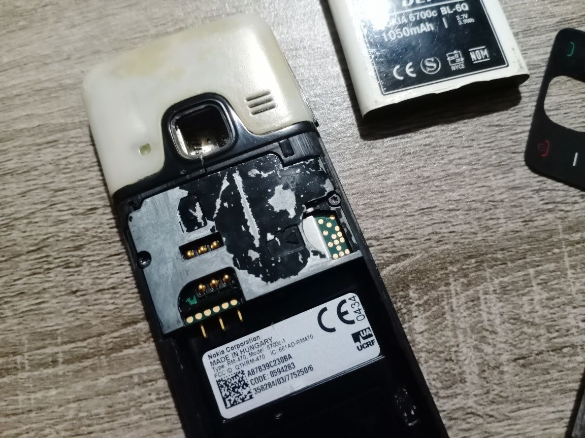 Телефон Nokia и зарядное устройство Samsung