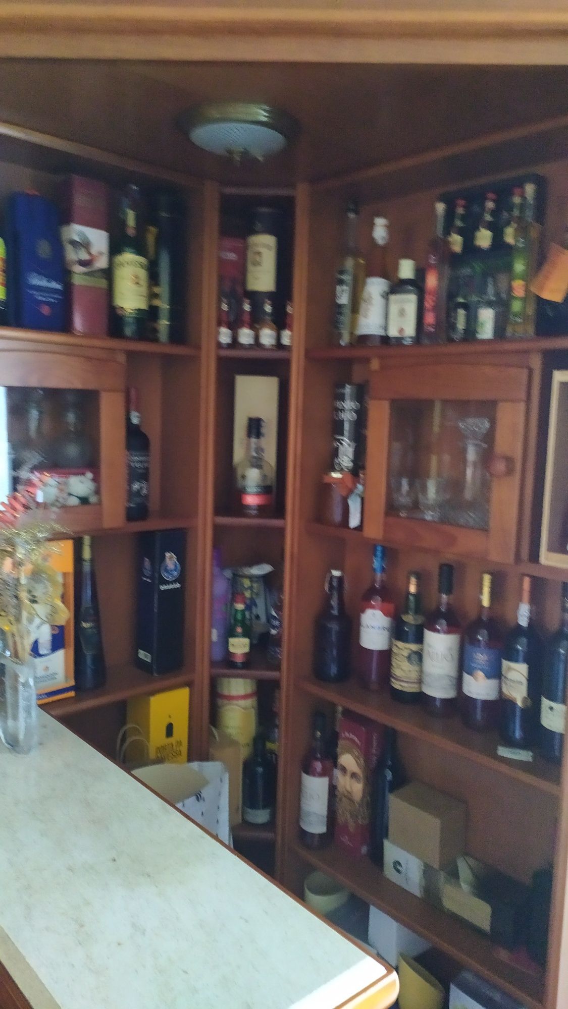 Bar de sala em pinho mel