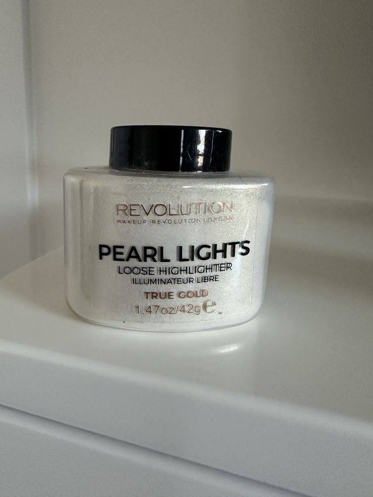 Rozświetlacz makeup revolution pearl light sypki true gold