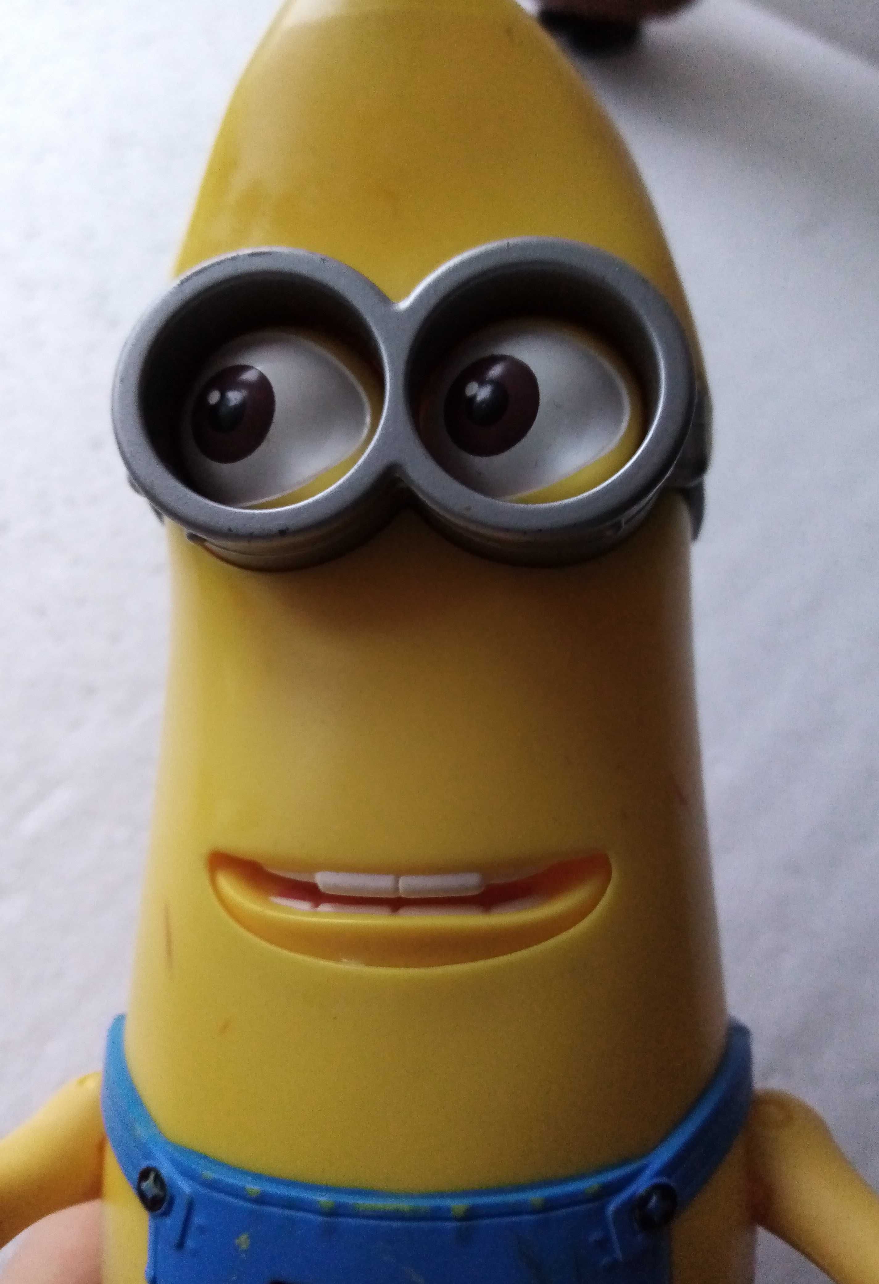 2 Minionki duże akcesoria i stroje pirat, pilot, banan, jaskiniowiec