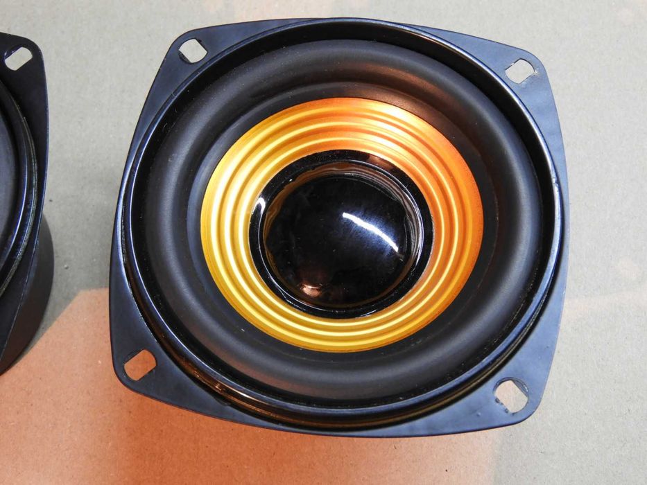 Głośniki basowe 10,5 cm średnicy.