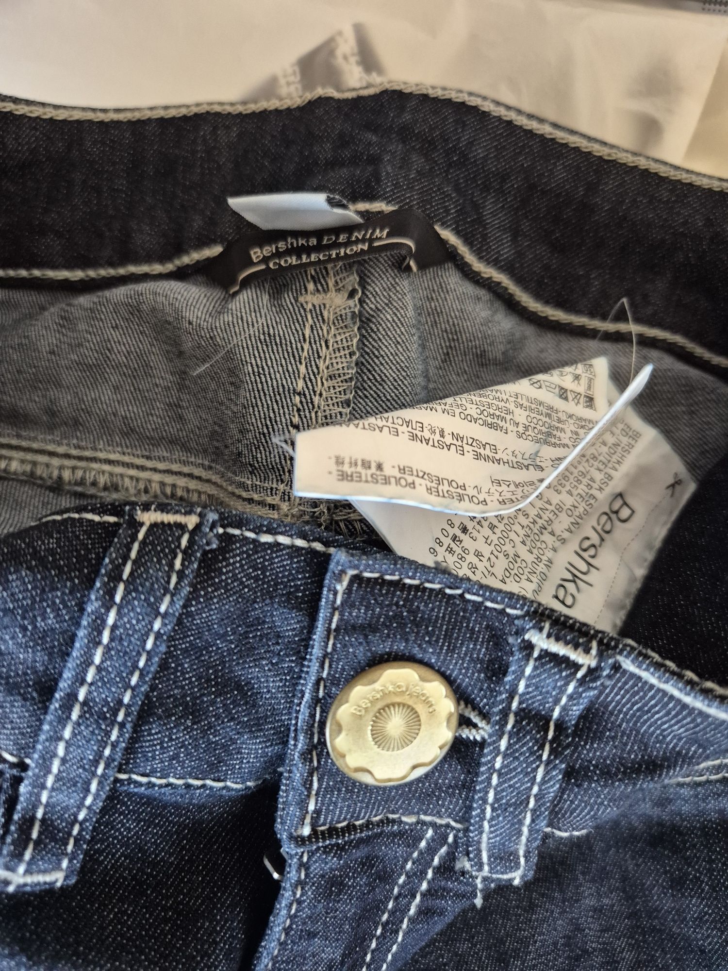 Calças de ganga skinny azul escuro T32 Bershka 

Corte justo, com cost