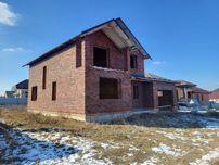 Просторий двоповерховий будинок з гаражем в хорошій локації
