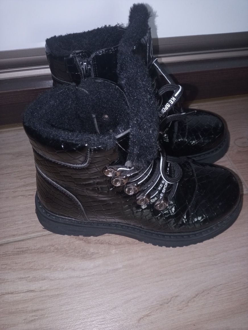 Buty zimowe trapery lakierowane dla dziewczynki roz 35