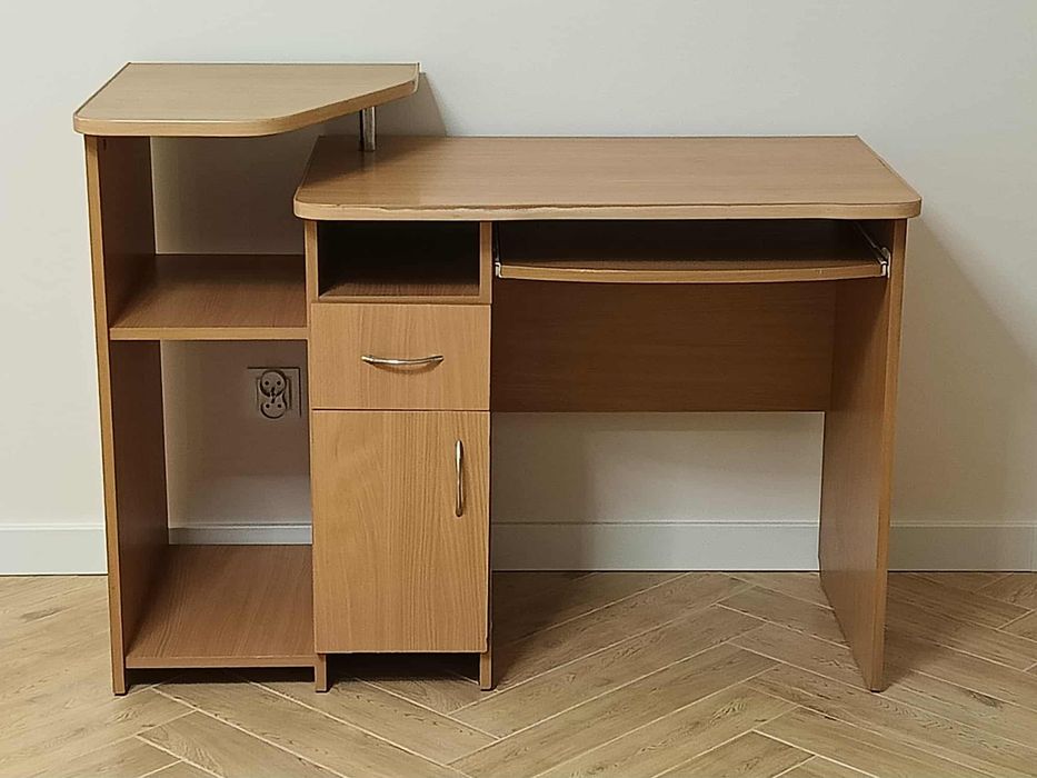 Biurko z podstawką na monitor