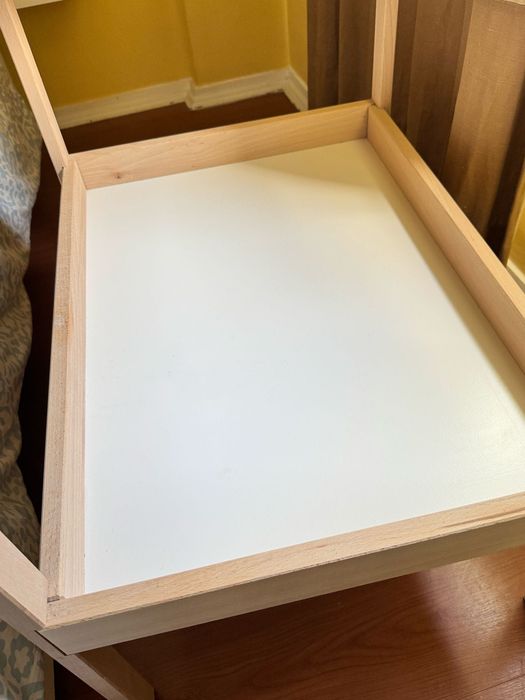 Trocador (muda fraldas) com todos encaixes e parafusos.