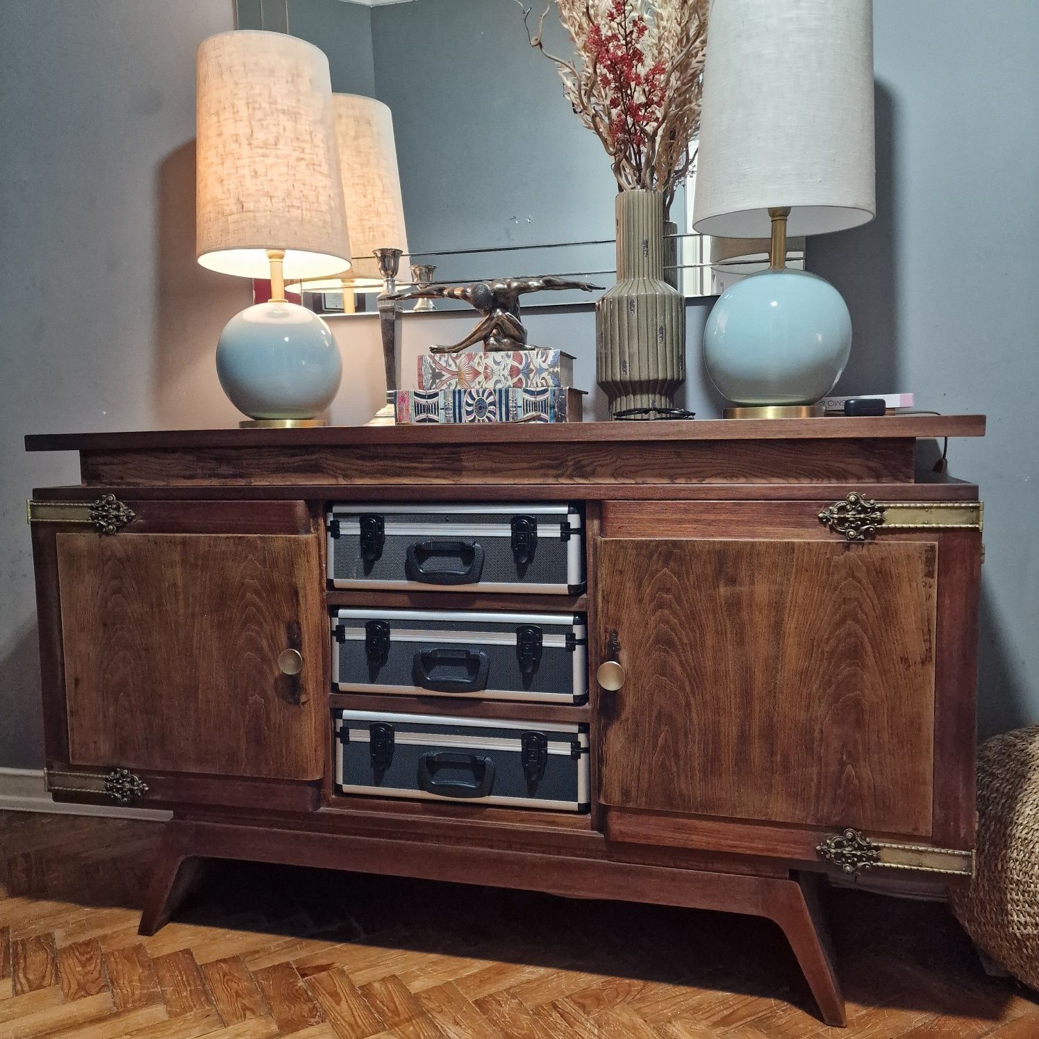 Móvel Art Déco de Madeira Maciça – Estilo e Qualidade!