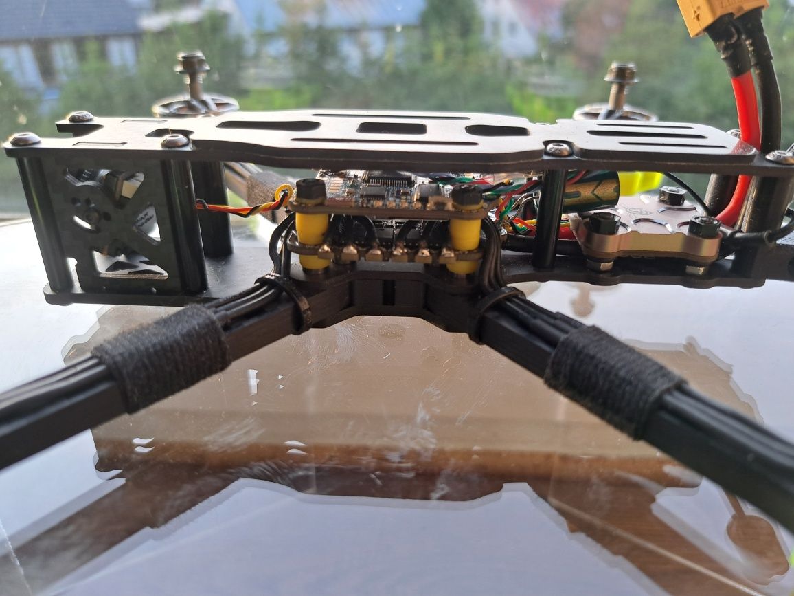 Dron wyścigowy TBS source one v5