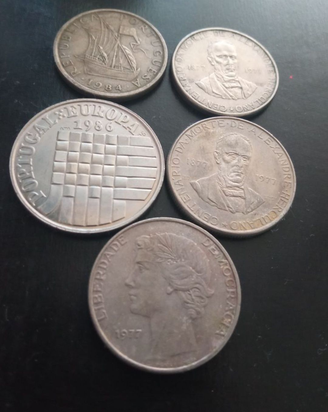 Moedas antigas de escudos