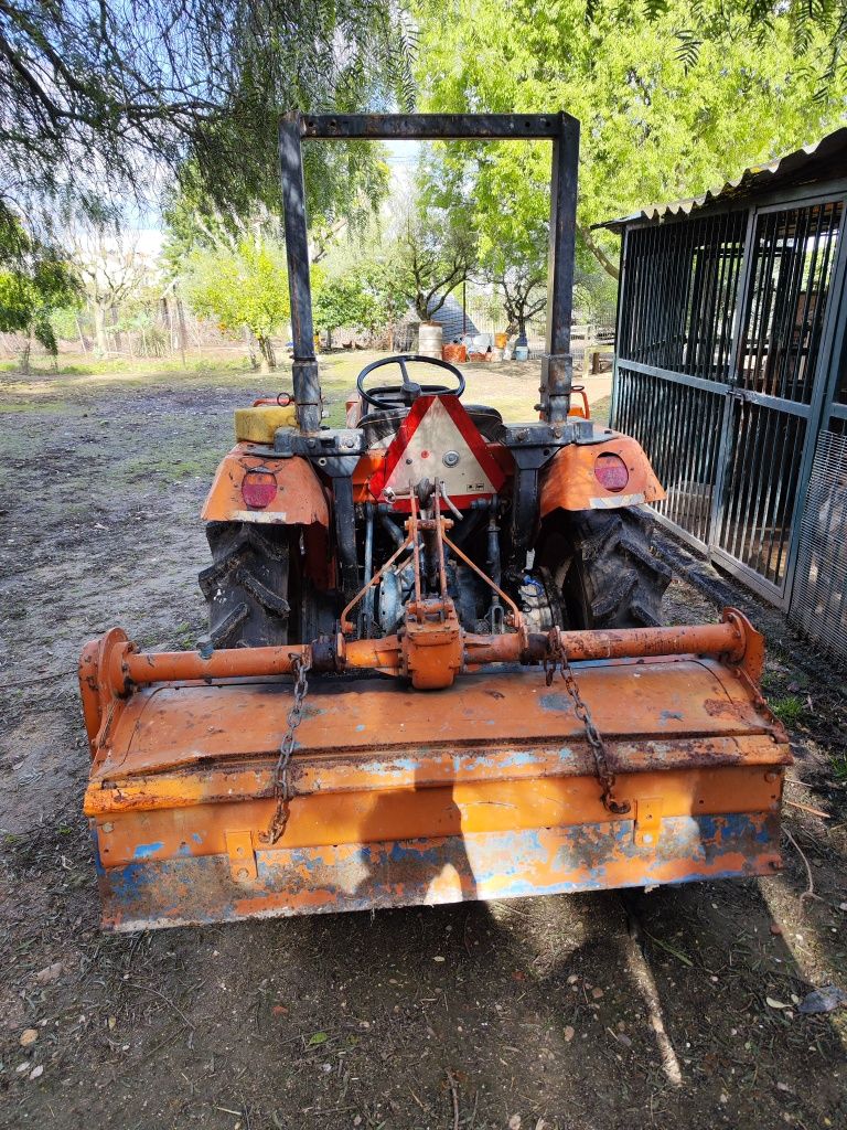 Trator Kubota - 4x4 / 3 alfaias