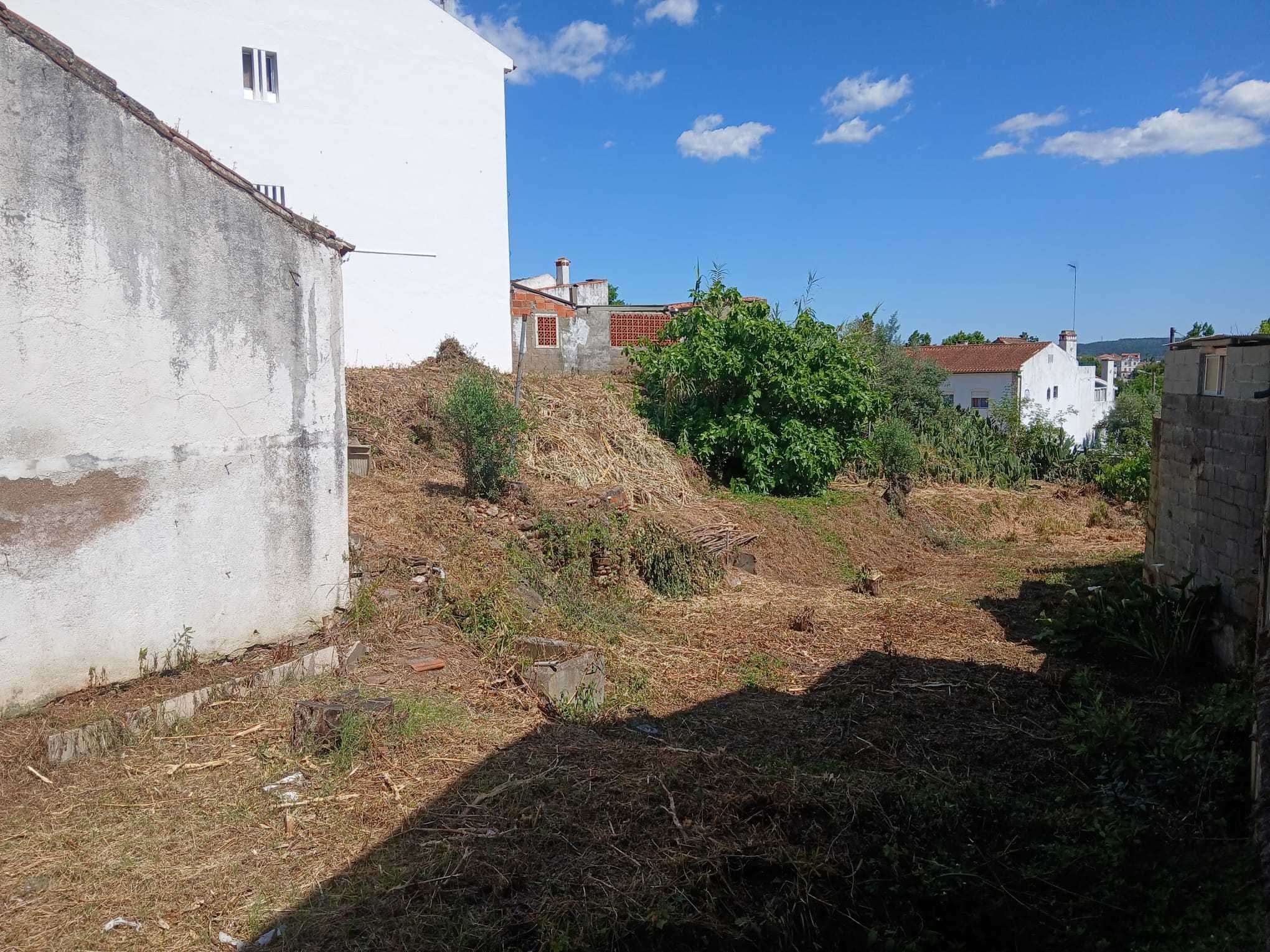 Oportunidade em Abrantes - 2 Casas para Recuperar com Terreno