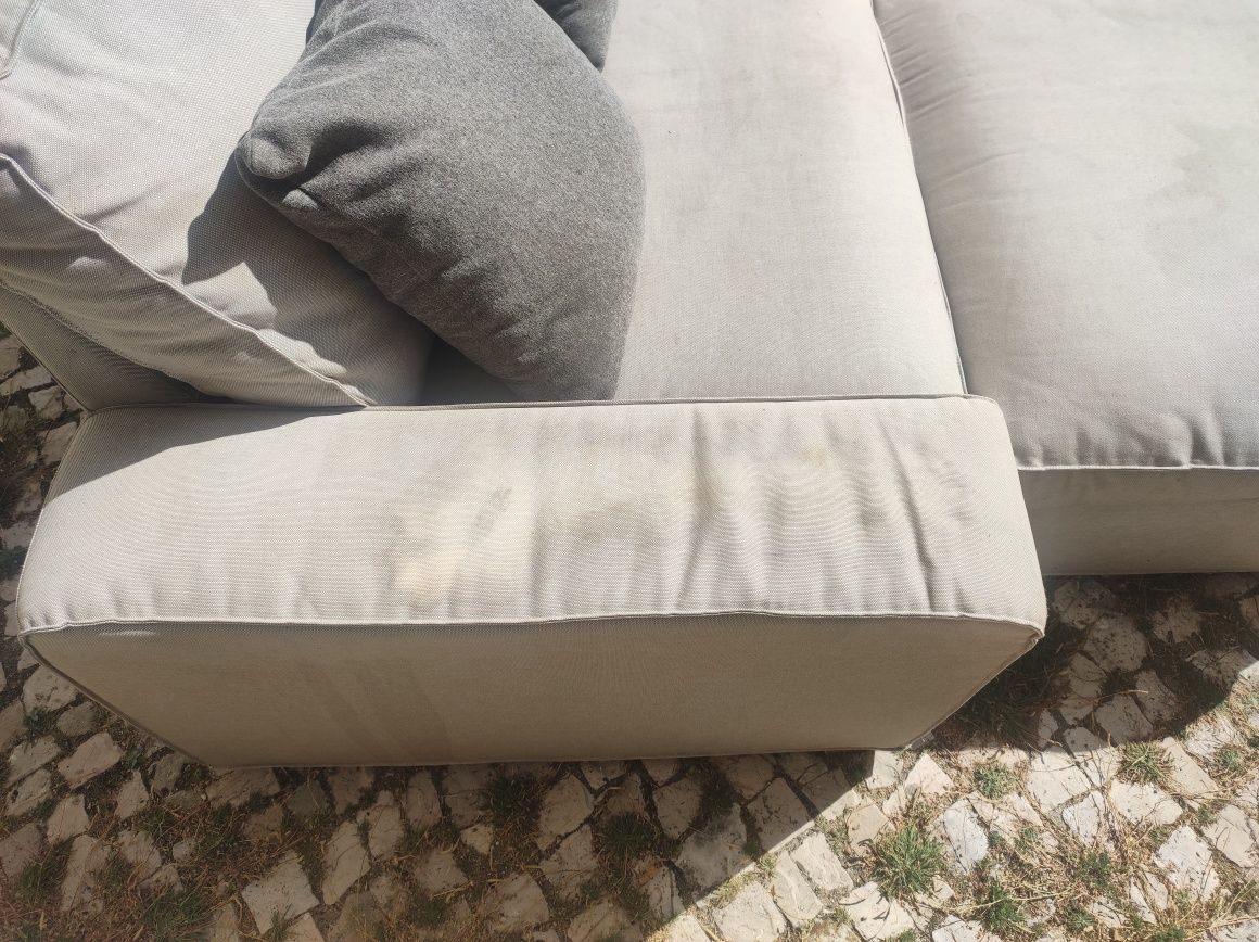 Sofá para três pessoas com respousa pés