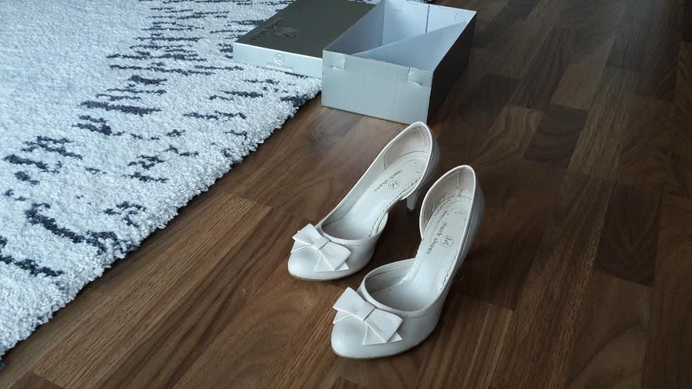 Buty damskie ecru 36/38 skorka ekologiczna, z kokardką