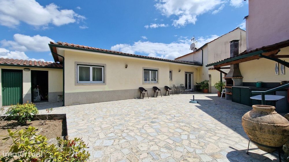 Moradia térrea com anexos e amplo jardim no concelho de Penalva do Cas