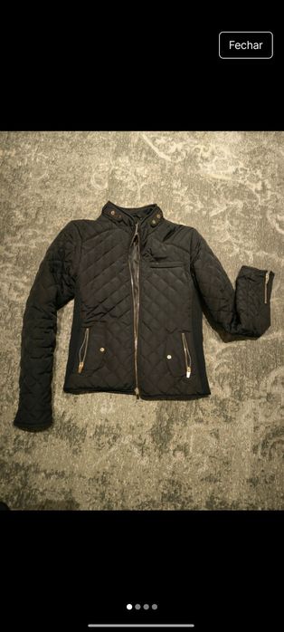 Casaco preto tamanho M, justo. Veste bem.