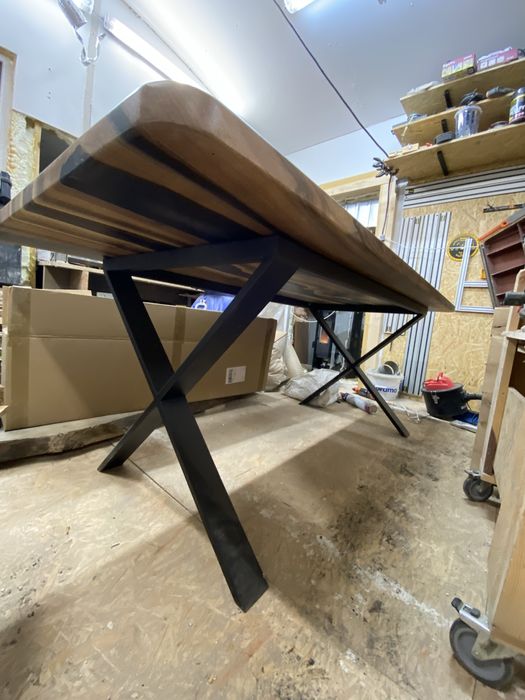 Stol z orzecha z czarna zywica