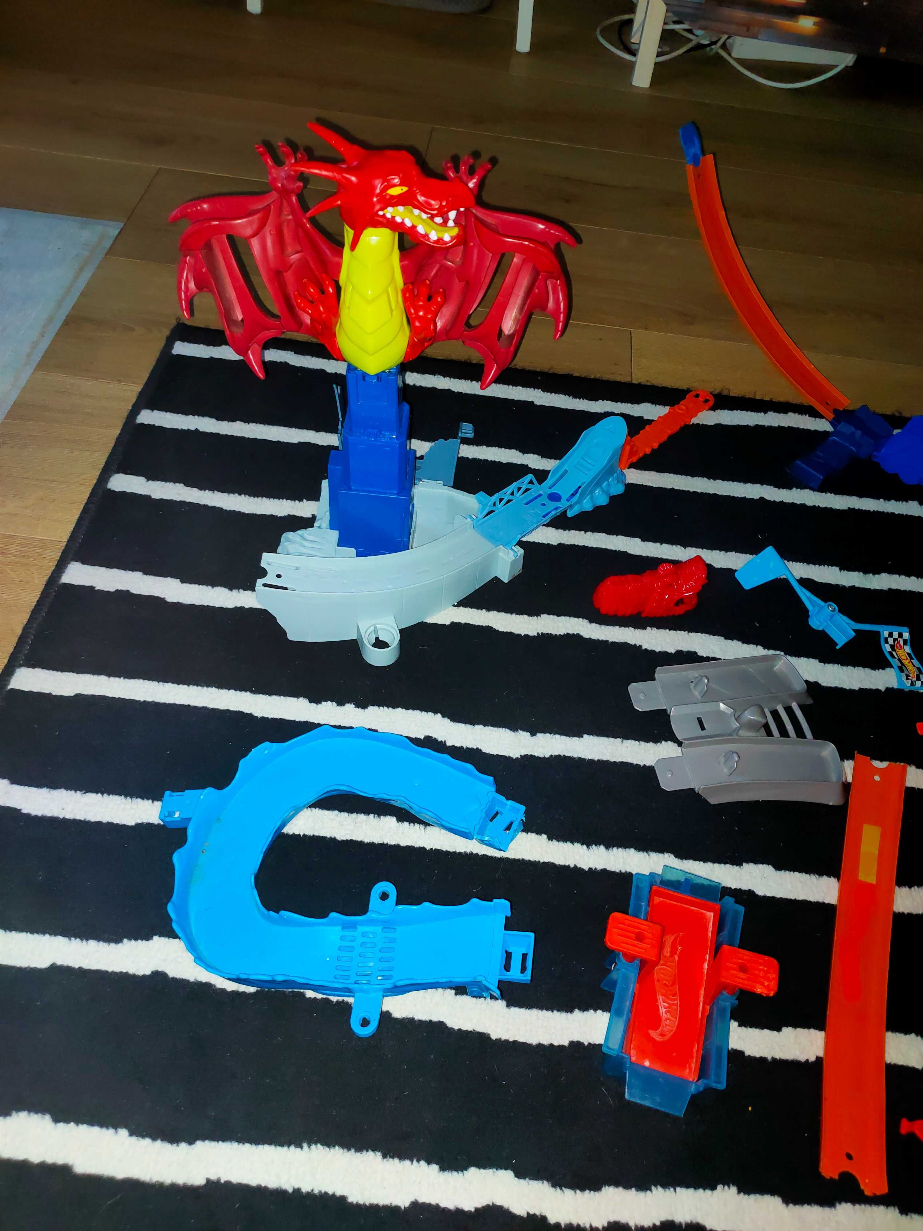 Hot wheels ultimate garage + megazestaw torów jakie można łączyć razem