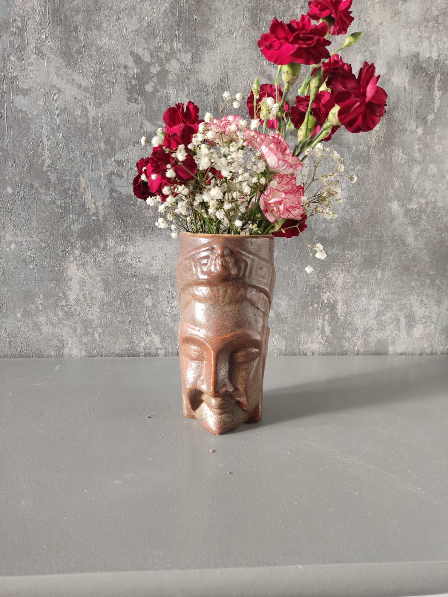 Ceramiczny Wazon, doniczka - głowa pełna kwiatow