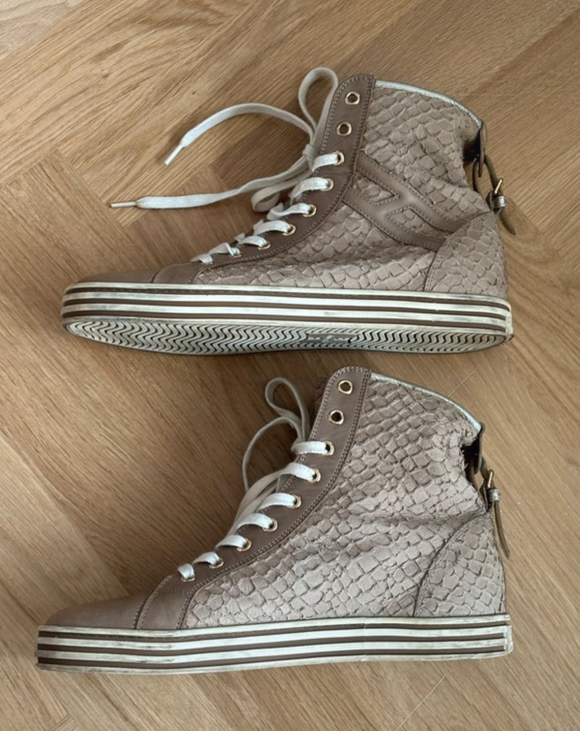 Sneakersy HOGAN z ukrytym koturnem 
Rozm. 39