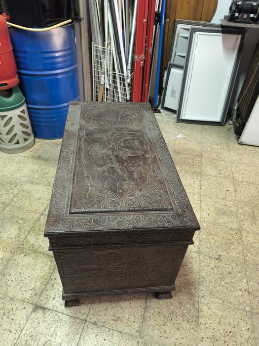 Arca em madeira trabalhada