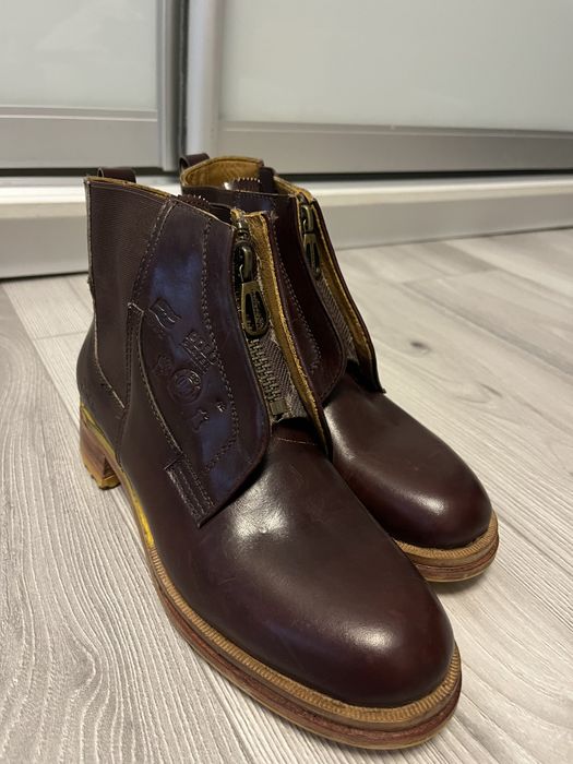 Пара коричневих шкіряних черевиків "Челсі" з жовтою підошвою