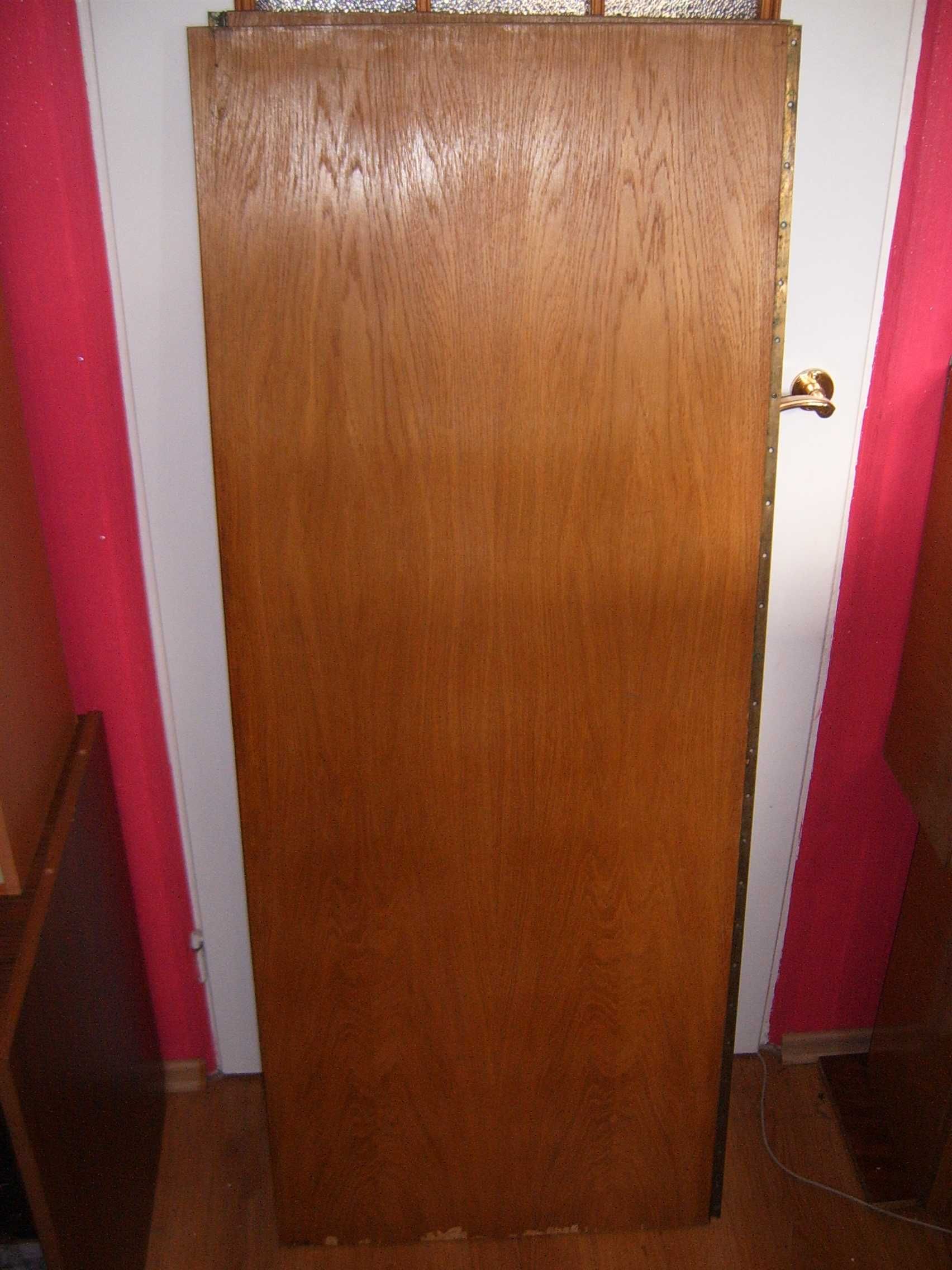 drzwi szafa zawiasy mosiezne stare retro PRL drazek uchwyty zamek