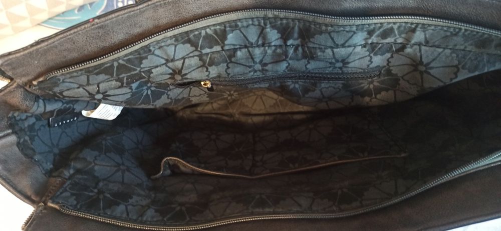 Mala da marca Sisley em ótimo estado